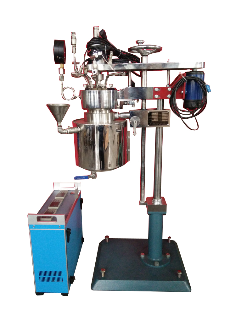 KCFD低壓系列--快開(kāi)卡環(huán)結(jié)構(gòu)-釜體下落、電加熱管加熱、翻轉(zhuǎn)出料側(cè)面照片