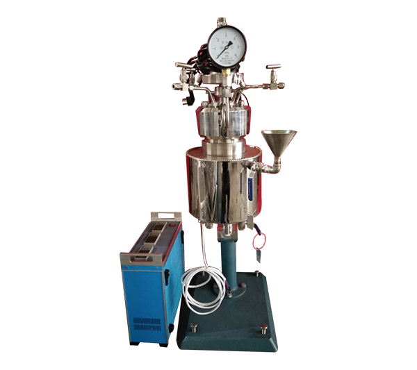 KCFD低壓系列--快開卡環(huán)結(jié)構(gòu)-釜體下落、電加熱管加熱、翻轉(zhuǎn)出料正面照片