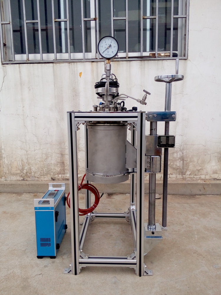 KCFD系列--加熱爐和釜體可下落、旋轉(zhuǎn)一邊1