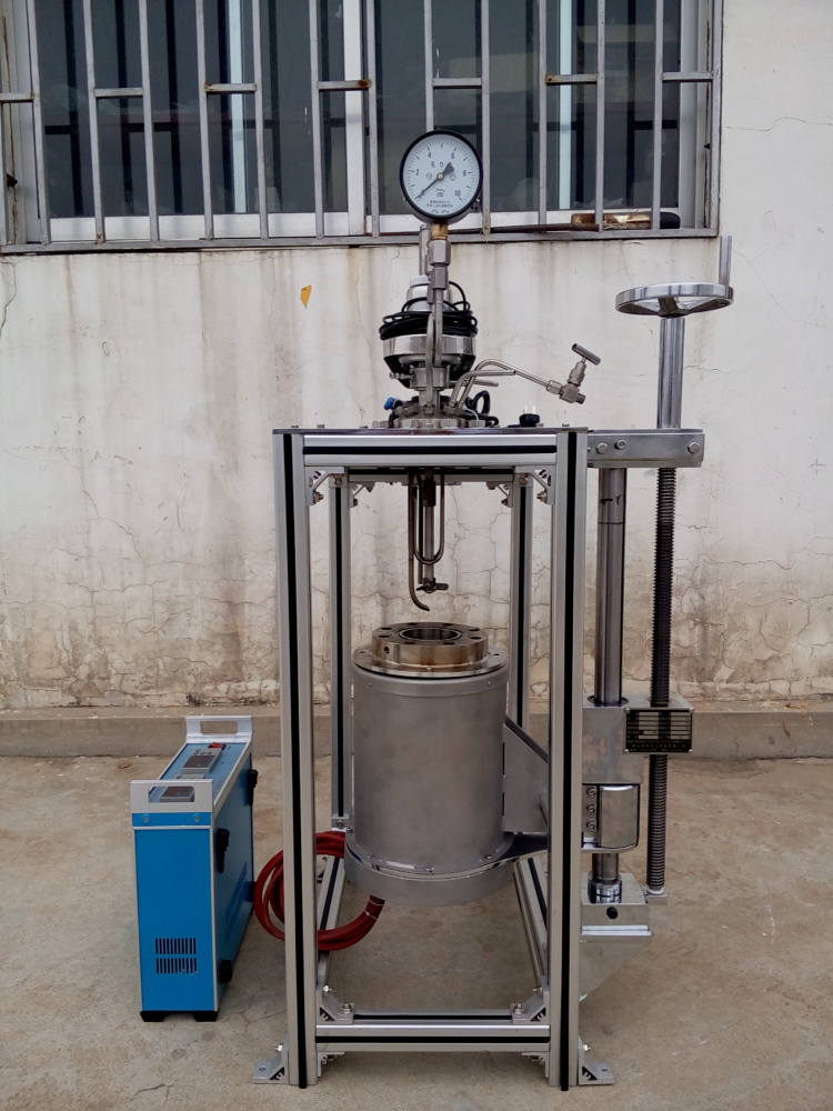 KCFD系列--加熱爐和釜體可下落、旋轉(zhuǎn)一邊2