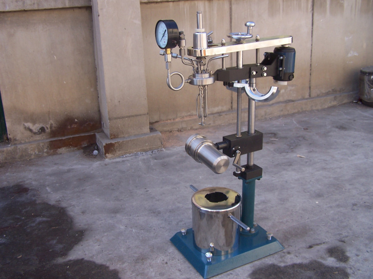 KCFD系列--快開(kāi)卡環(huán)結(jié)構(gòu)-釜體下落、翻轉(zhuǎn)出料側(cè)面照片