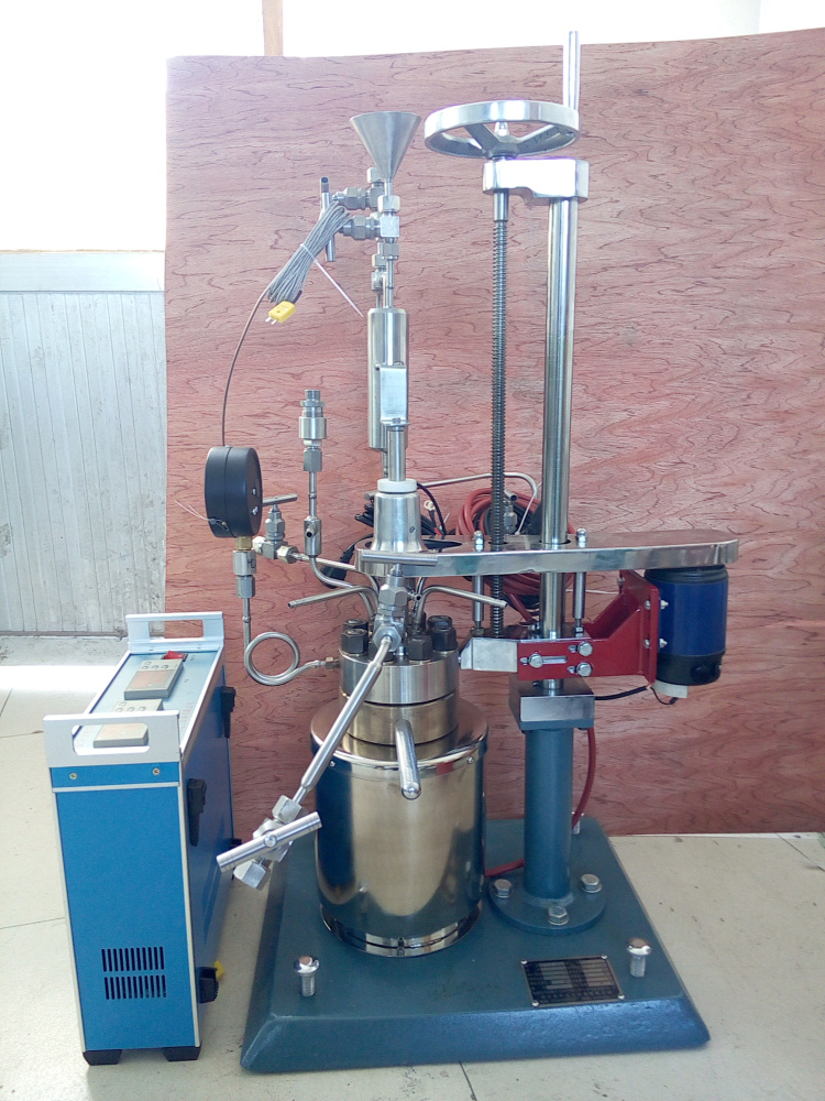 KCF系列-釜蓋升降，帶在線加料、在線取樣側(cè)面照片