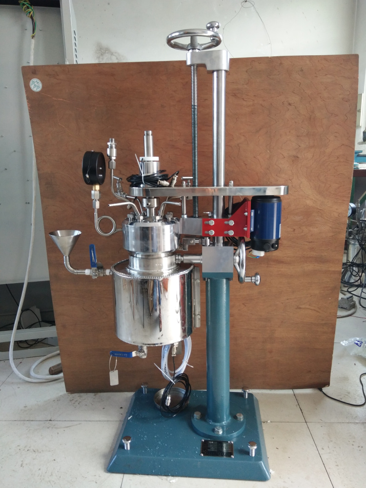 KCF系列--釜體可翻轉(zhuǎn)出料、夾套電加熱管加熱導(dǎo)熱油2