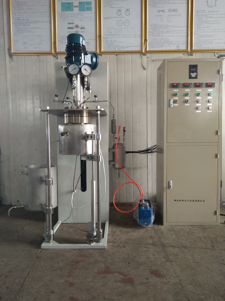 DFCF系列-釜體電動(dòng)升降翻轉(zhuǎn)、加熱爐和水槽電動(dòng)升降并可側(cè)移2