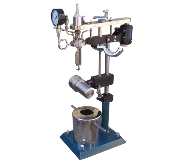 KCFD系列--快開(kāi)卡環(huán)結(jié)構(gòu)-釜體下落、翻轉(zhuǎn)出料側(cè)面照片